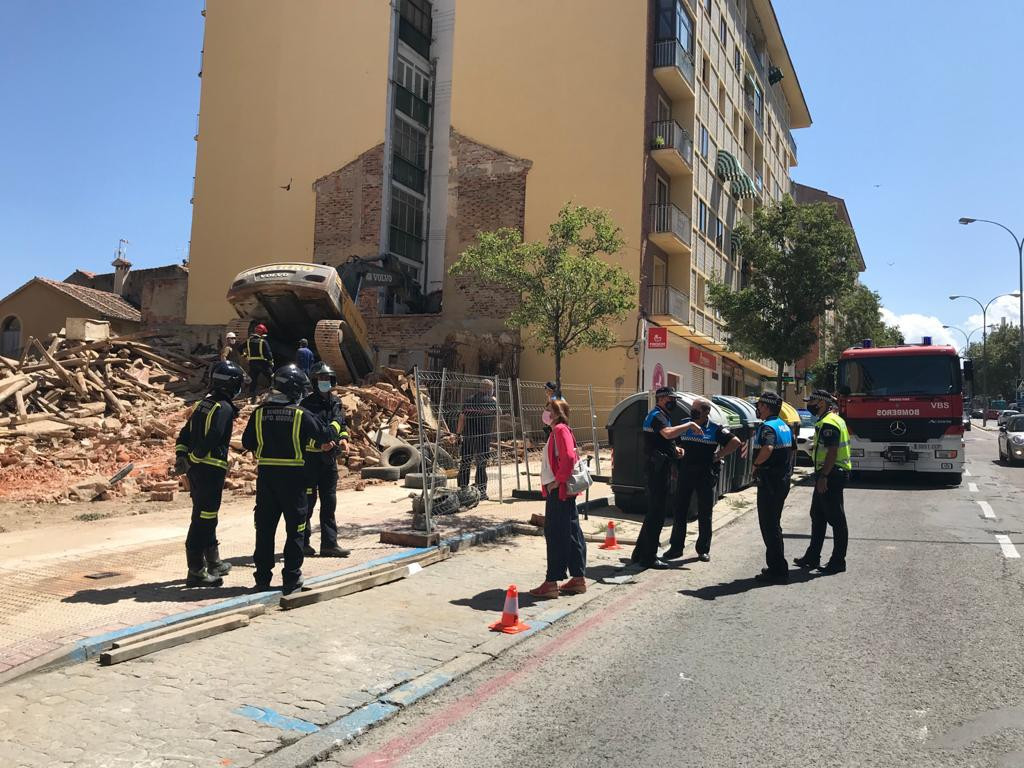 Se empotra una excavadora en un edificio en el paseo Ezequiel González