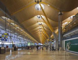 Terminal 4 del aeropuerto de Madrid Barajas, España, 2013 01 09, DD 17