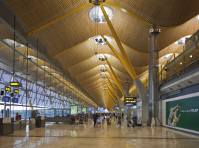 Terminal 4 del aeropuerto de Madrid Barajas, España, 2013 01 09, DD 17