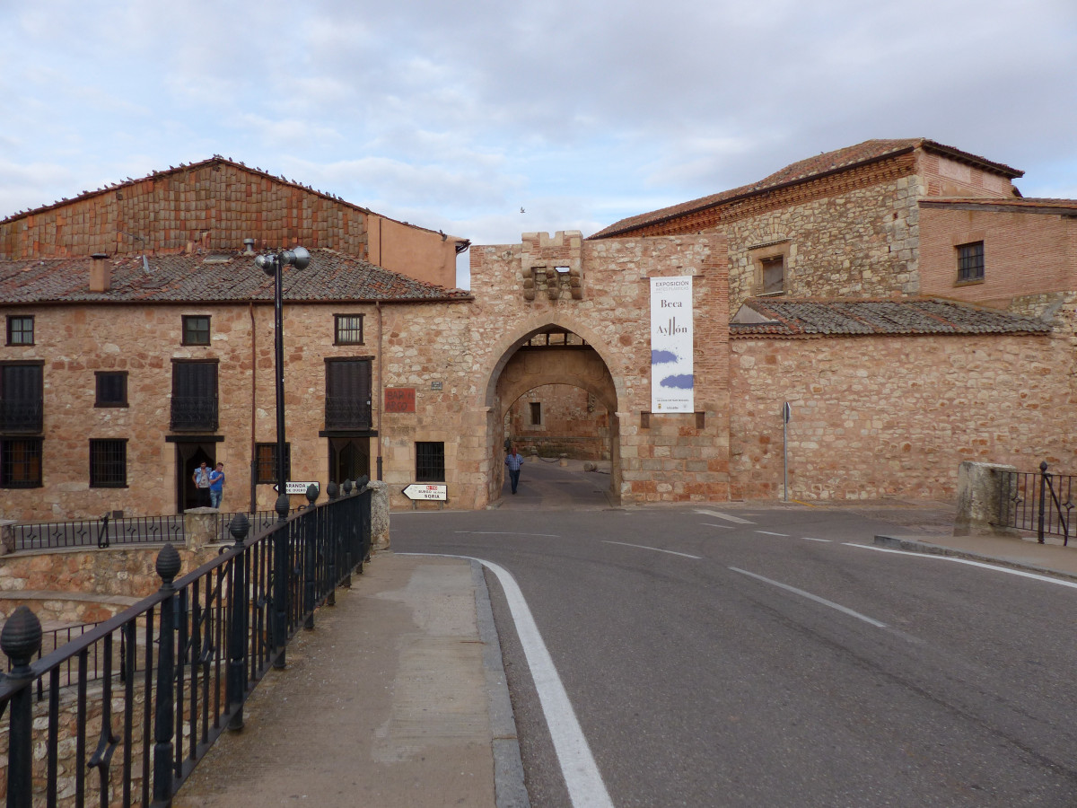 Arco medieval de Ayllu00f3n, Segovia, Espau00f1a, 2017 06