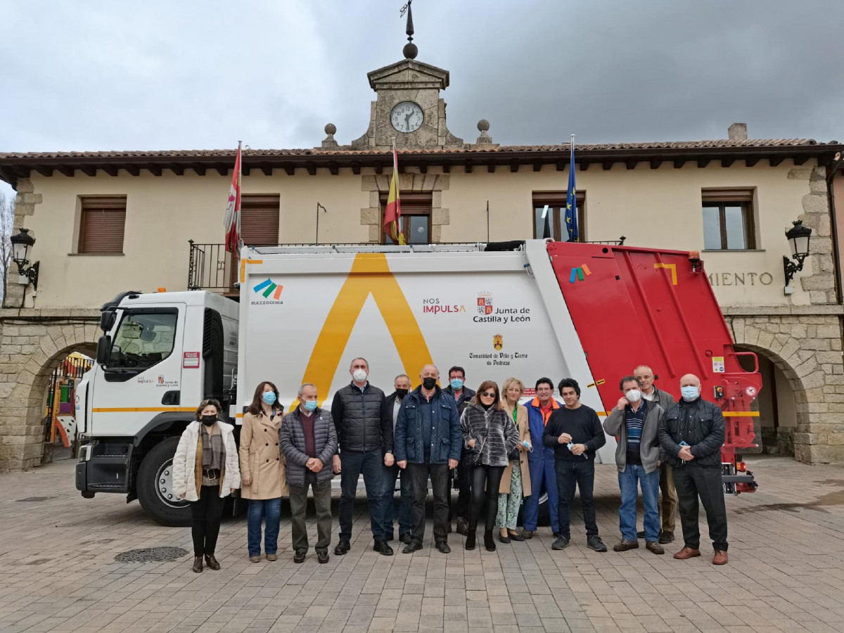 Las autoridades junto al nuevo camiu00f3n de la Mancomunidad