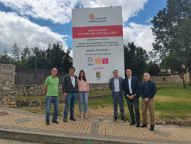 El delegado territorial con representantes de la corporación municipal de Palazuelos